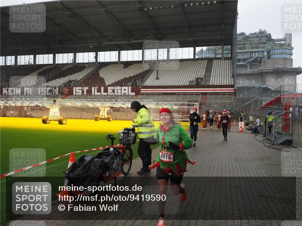 07.12.2025 - St. Pauli X-Mass-Run No. 15 Fabian Wolf http://msf.ph/oto/9419590 07.12.2025 11:33:12 Ziel 321, 977, 1013, 1591, 2005, 2016, 2107, 2113, 2278, 2281, 2282, 2284, 2612, 2613, 2614, 2620, 2662, 3039, 3041, 3269, 3271 meine-sportfotos.de