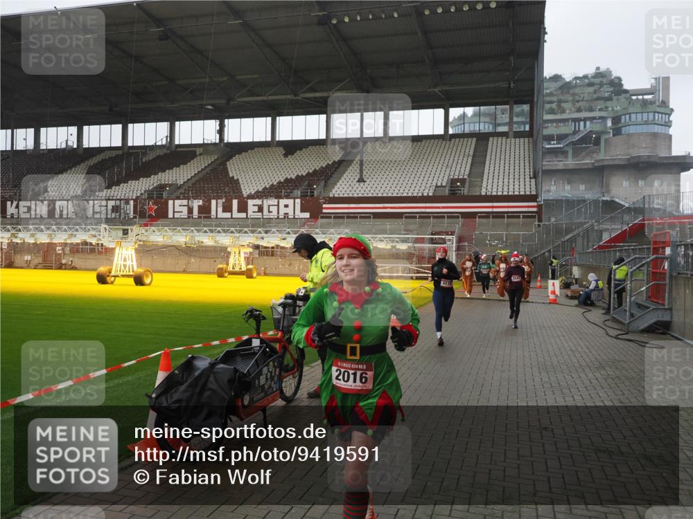 07.12.2025 - St. Pauli X-Mass-Run No. 15 Fabian Wolf http://msf.ph/oto/9419591 07.12.2025 11:33:12 Ziel 321, 977, 1013, 1591, 2005, 2016, 2107, 2113, 2278, 2281, 2282, 2284, 2612, 2613, 2614, 2620, 2662, 3039, 3041, 3269, 3271 meine-sportfotos.de