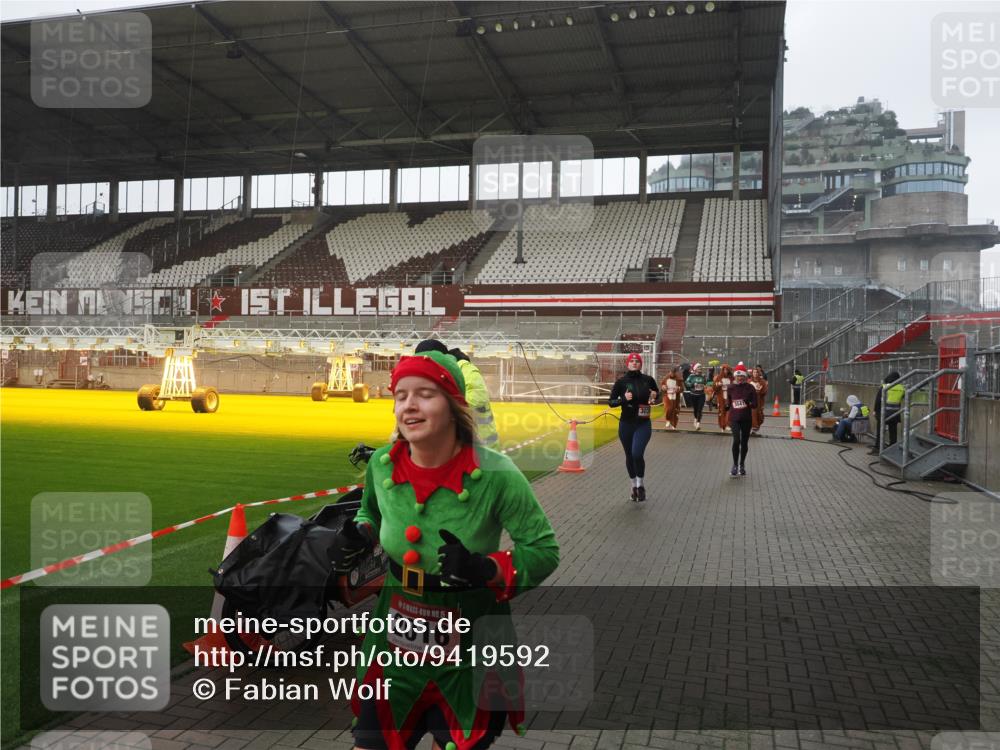 07.12.2025 - St. Pauli X-Mass-Run No. 15 Fabian Wolf http://msf.ph/oto/9419592 07.12.2025 11:33:13 Ziel 321, 977, 1013, 1591, 2005, 2016, 2107, 2113, 2278, 2281, 2282, 2284, 2612, 2613, 2614, 2620, 2662, 3039, 3041, 3269 meine-sportfotos.de