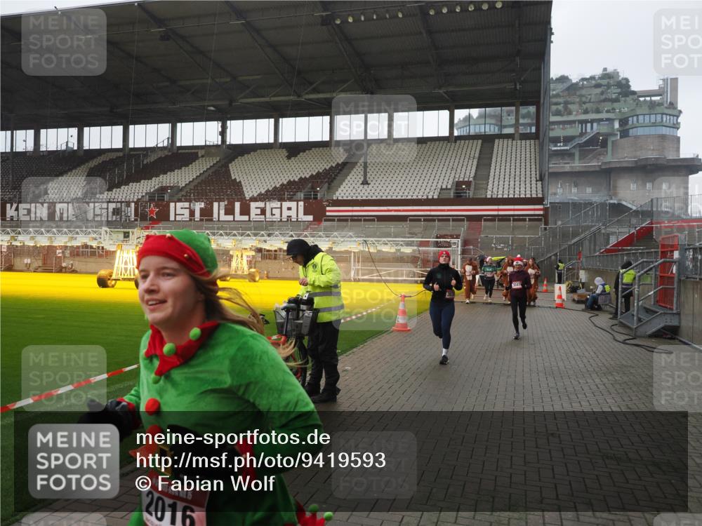 07.12.2025 - St. Pauli X-Mass-Run No. 15 Fabian Wolf http://msf.ph/oto/9419593 07.12.2025 11:33:13 Ziel 321, 977, 1013, 1591, 2005, 2016, 2107, 2113, 2278, 2281, 2282, 2284, 2612, 2613, 2614, 2620, 2662, 3039, 3041, 3269 meine-sportfotos.de