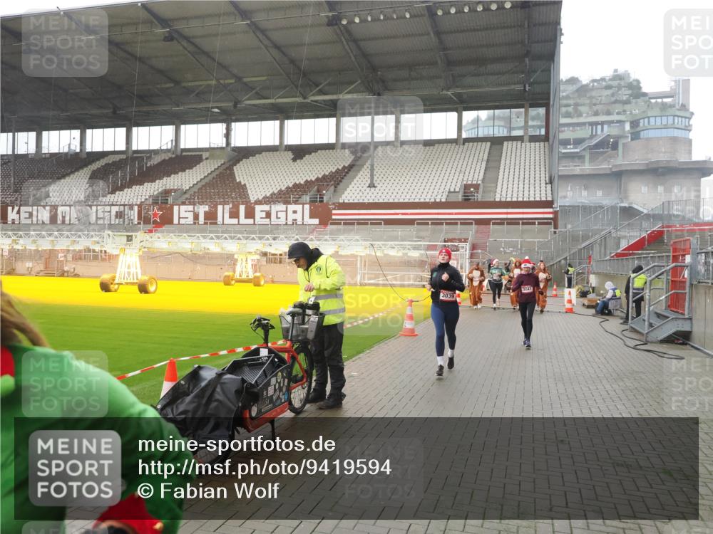 07.12.2025 - St. Pauli X-Mass-Run No. 15 Fabian Wolf http://msf.ph/oto/9419594 07.12.2025 11:33:13 Ziel 321, 977, 1013, 1591, 2005, 2016, 2107, 2113, 2278, 2281, 2282, 2284, 2612, 2613, 2614, 2620, 2662, 3039, 3041, 3269 meine-sportfotos.de