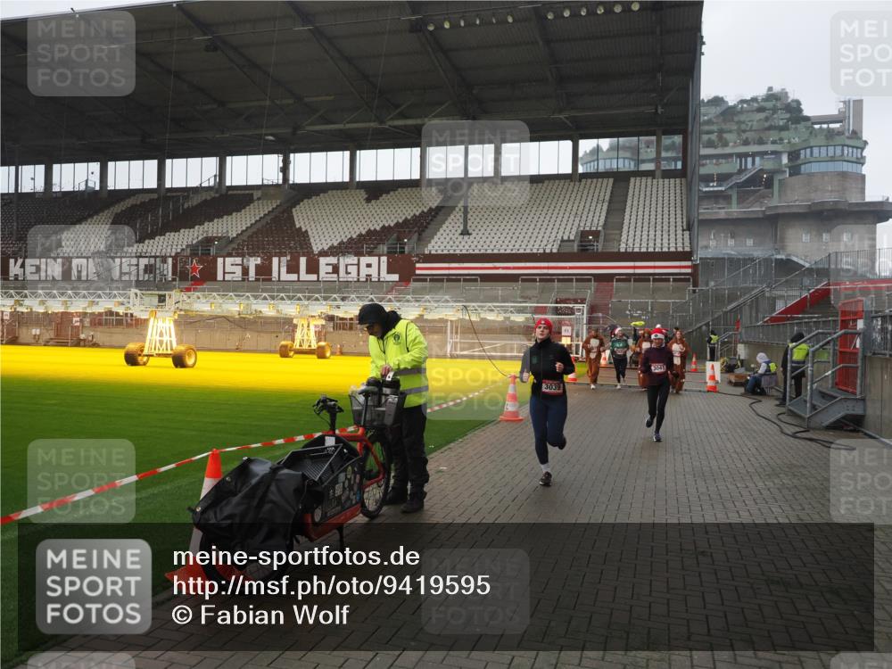 07.12.2025 - St. Pauli X-Mass-Run No. 15 Fabian Wolf http://msf.ph/oto/9419595 07.12.2025 11:33:13 Ziel 321, 977, 1013, 1591, 2005, 2016, 2107, 2113, 2278, 2281, 2282, 2284, 2612, 2613, 2614, 2620, 2662, 3039, 3041, 3269 meine-sportfotos.de