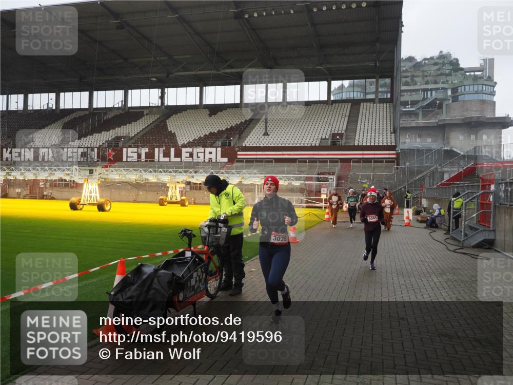07.12.2025 - St. Pauli X-Mass-Run No. 15 Fabian Wolf http://msf.ph/oto/9419596 07.12.2025 11:33:14 Ziel 321, 977, 1013, 1591, 2005, 2016, 2107, 2278, 2281, 2282, 2284, 2612, 2613, 2614, 2620, 2662, 3039, 3041 meine-sportfotos.de