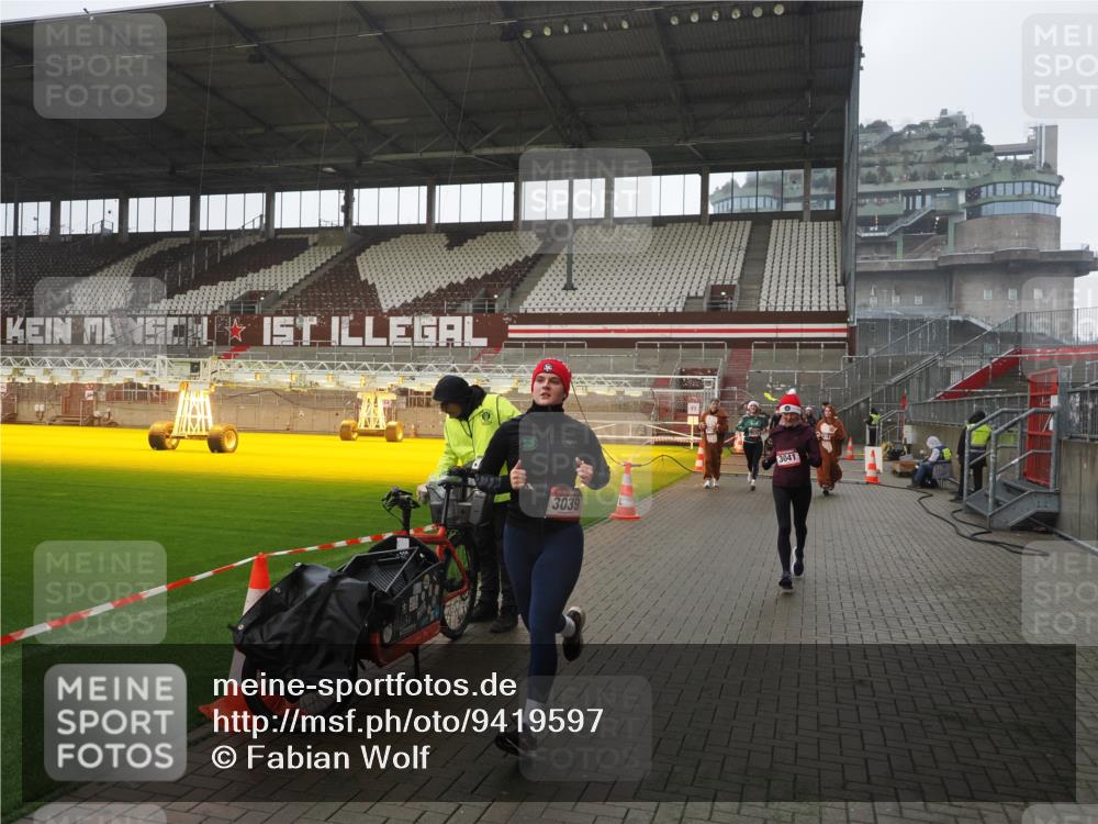 07.12.2025 - St. Pauli X-Mass-Run No. 15 Fabian Wolf http://msf.ph/oto/9419597 07.12.2025 11:33:14 Ziel 321, 977, 1013, 1591, 2005, 2016, 2107, 2278, 2281, 2282, 2284, 2612, 2613, 2614, 2620, 2662, 3039, 3041 meine-sportfotos.de