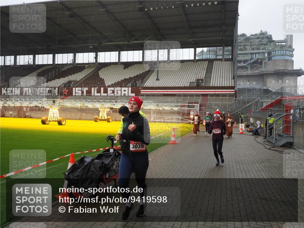 07.12.2025 - St. Pauli X-Mass-Run No. 15 Fabian Wolf http://msf.ph/oto/9419598 07.12.2025 11:33:14 Ziel 321, 977, 1013, 1591, 2005, 2016, 2107, 2278, 2281, 2282, 2284, 2612, 2613, 2614, 2620, 2662, 3039, 3041 meine-sportfotos.de