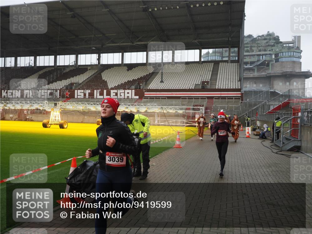 07.12.2025 - St. Pauli X-Mass-Run No. 15 Fabian Wolf http://msf.ph/oto/9419599 07.12.2025 11:33:14 Ziel 321, 977, 1013, 1591, 2005, 2016, 2107, 2278, 2281, 2282, 2284, 2612, 2613, 2614, 2620, 2662, 3039, 3041 meine-sportfotos.de