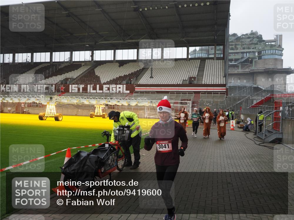 07.12.2025 - St. Pauli X-Mass-Run No. 15 Fabian Wolf http://msf.ph/oto/9419600 07.12.2025 11:33:16 Ziel 321, 977, 1013, 1591, 2005, 2016, 2612, 2613, 2614, 2620, 2662, 3039, 3041, 3166, 3169 meine-sportfotos.de