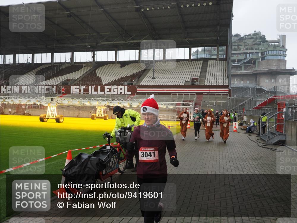 07.12.2025 - St. Pauli X-Mass-Run No. 15 Fabian Wolf http://msf.ph/oto/9419601 07.12.2025 11:33:16 Ziel 321, 977, 1013, 1591, 2005, 2016, 2612, 2613, 2614, 2620, 2662, 3039, 3041, 3166, 3169 meine-sportfotos.de