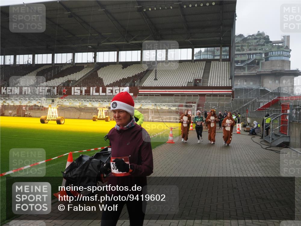 07.12.2025 - St. Pauli X-Mass-Run No. 15 Fabian Wolf http://msf.ph/oto/9419602 07.12.2025 11:33:16 Ziel 321, 977, 1013, 1591, 2005, 2016, 2612, 2613, 2614, 2620, 2662, 3039, 3041, 3166, 3169 meine-sportfotos.de