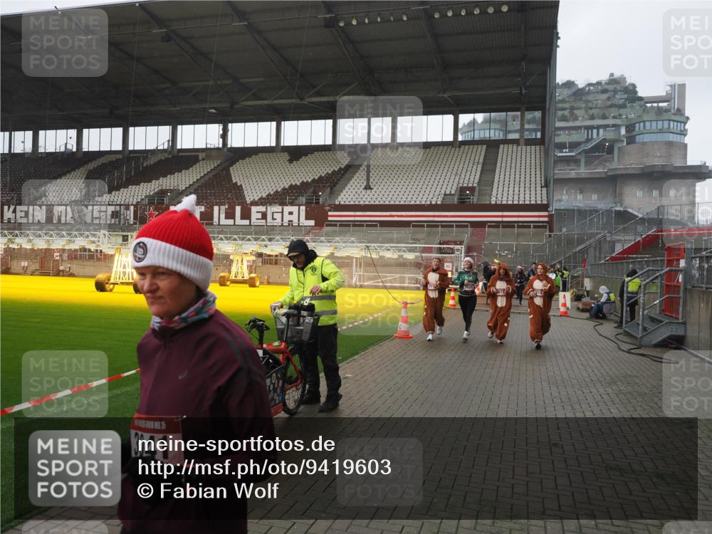 07.12.2025 - St. Pauli X-Mass-Run No. 15 Fabian Wolf http://msf.ph/oto/9419603 07.12.2025 11:33:16 Ziel 321, 977, 1013, 1591, 2005, 2016, 2612, 2613, 2614, 2620, 2662, 3039, 3041, 3166, 3169 meine-sportfotos.de