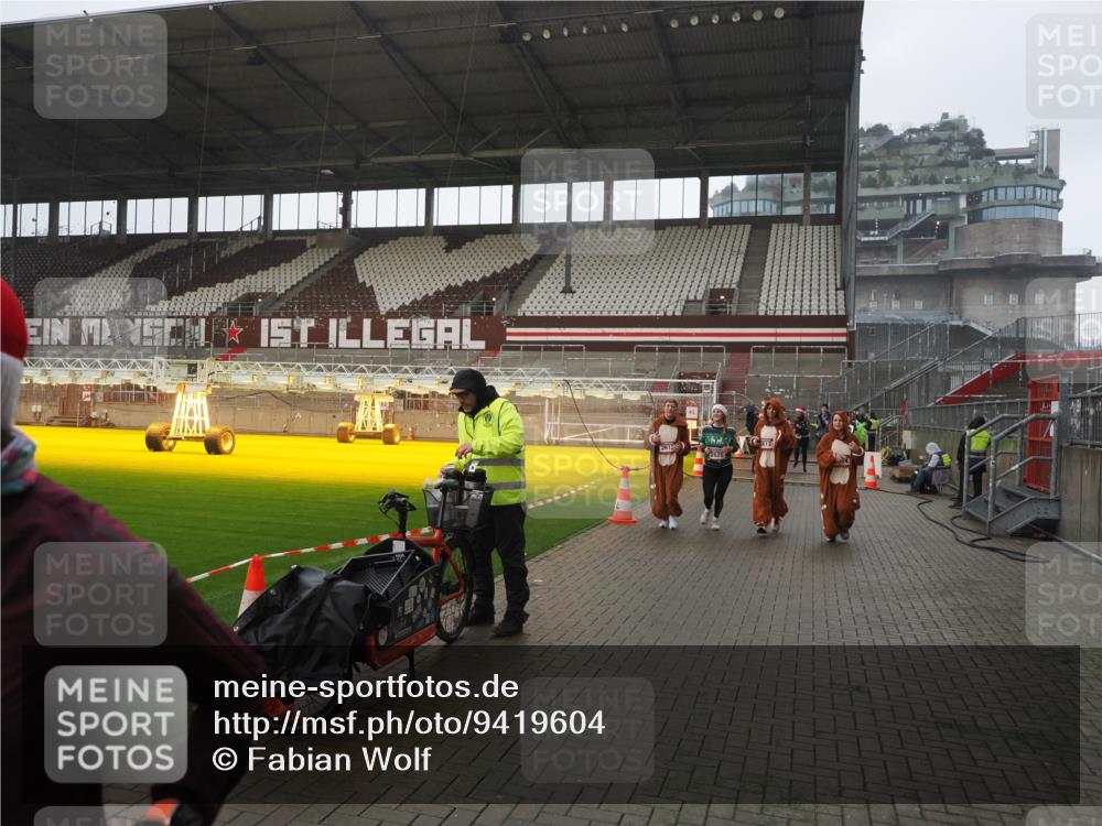 07.12.2025 - St. Pauli X-Mass-Run No. 15 Fabian Wolf http://msf.ph/oto/9419604 07.12.2025 11:33:17 Ziel 321, 977, 1013, 1591, 2005, 2016, 2612, 2613, 2614, 2620, 2662, 3039, 3041, 3166, 3169 meine-sportfotos.de