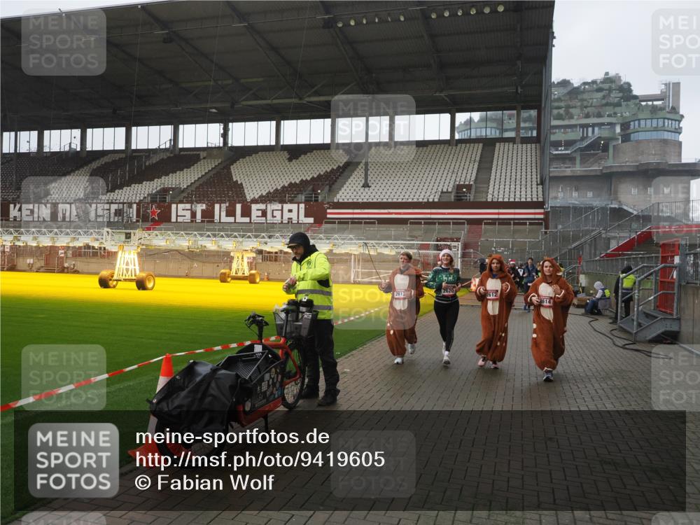 07.12.2025 - St. Pauli X-Mass-Run No. 15 Fabian Wolf http://msf.ph/oto/9419605 07.12.2025 11:33:18 Ziel 321, 977, 1013, 1591, 2005, 2016, 2612, 2613, 2614, 2620, 2662, 3039, 3041, 3166, 3169 meine-sportfotos.de