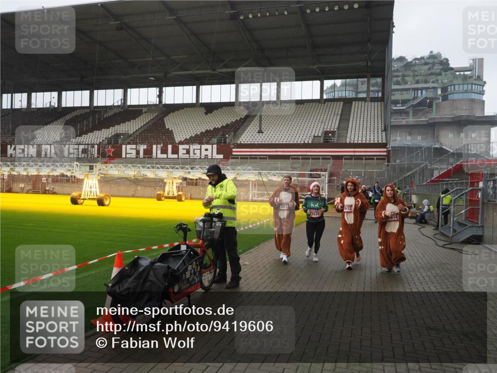 07.12.2025 - St. Pauli X-Mass-Run No. 15 Fabian Wolf http://msf.ph/oto/9419606 07.12.2025 11:33:18 Ziel 321, 977, 1013, 1591, 2005, 2016, 2612, 2613, 2614, 2620, 2662, 3039, 3041, 3166, 3169 meine-sportfotos.de