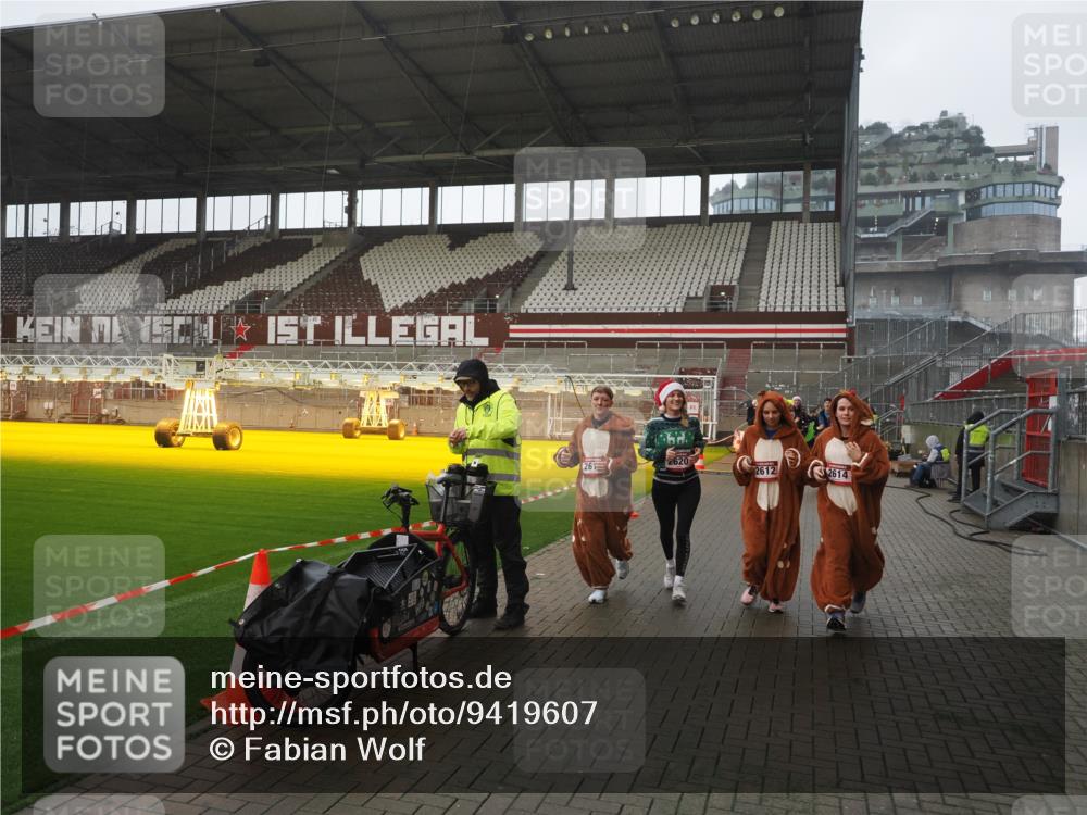 07.12.2025 - St. Pauli X-Mass-Run No. 15 Fabian Wolf http://msf.ph/oto/9419607 07.12.2025 11:33:19 Ziel 321, 977, 1013, 1591, 2005, 2016, 2612, 2613, 2614, 2620, 2662, 3039, 3041, 3166, 3169 meine-sportfotos.de