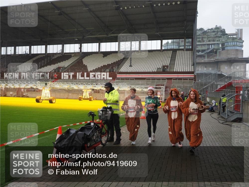 07.12.2025 - St. Pauli X-Mass-Run No. 15 Fabian Wolf http://msf.ph/oto/9419609 07.12.2025 11:33:19 Ziel 321, 977, 1013, 1591, 2005, 2016, 2612, 2613, 2614, 2620, 2662, 3039, 3041, 3166, 3169 meine-sportfotos.de