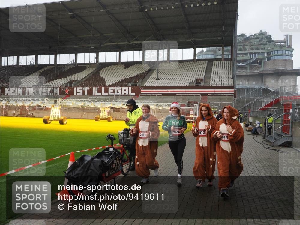 07.12.2025 - St. Pauli X-Mass-Run No. 15 Fabian Wolf http://msf.ph/oto/9419611 07.12.2025 11:33:20 Ziel 321, 977, 1013, 1591, 2005, 2016, 2612, 2613, 2614, 2620, 2662, 3039, 3041, 3166, 3169 meine-sportfotos.de