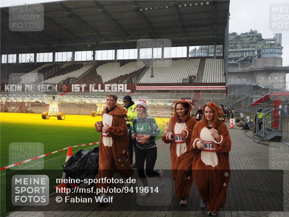 07.12.2025 - St. Pauli X-Mass-Run No. 15 Fabian Wolf http://msf.ph/oto/9419614 07.12.2025 11:33:20 Ziel 321, 977, 1013, 1591, 2005, 2016, 2612, 2613, 2614, 2620, 2662, 3039, 3041, 3166, 3169 meine-sportfotos.de