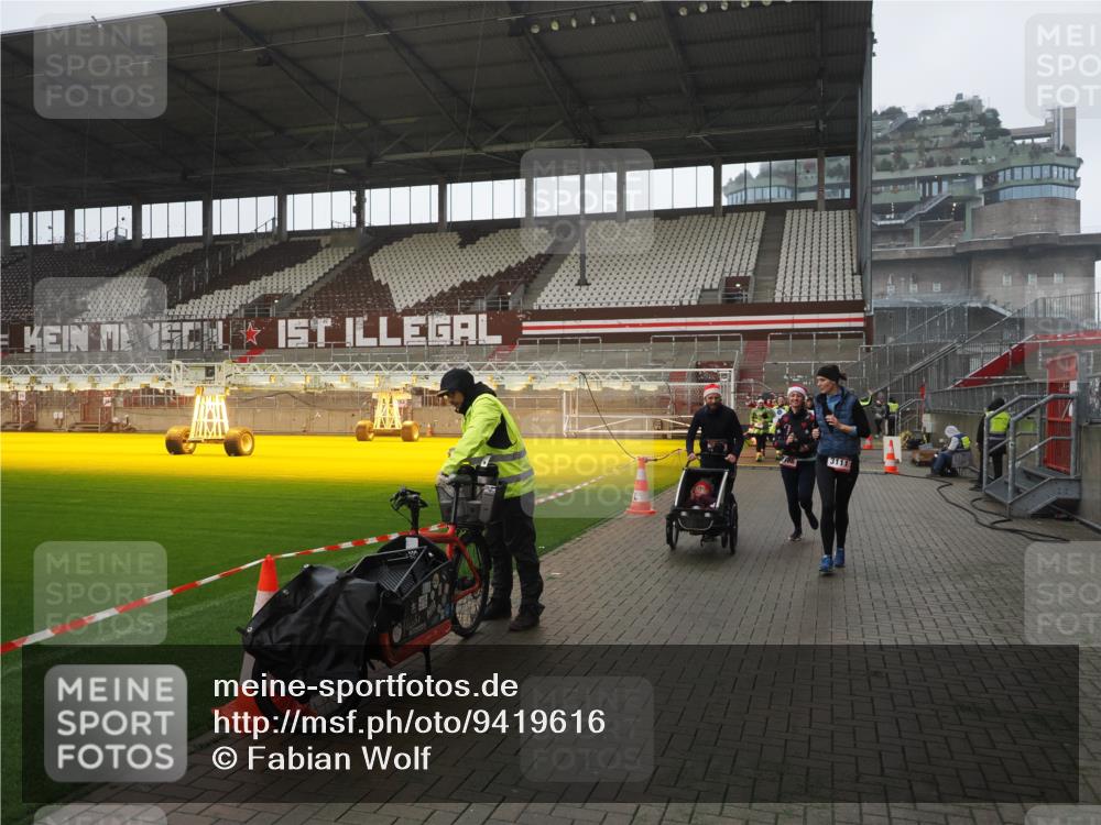 07.12.2025 - St. Pauli X-Mass-Run No. 15 Fabian Wolf http://msf.ph/oto/9419616 07.12.2025 11:33:23 Ziel 56, 62, 73, 94, 110, 142, 181, 340, 349, 1361, 2005, 2016, 2612, 2613, 2614, 2620, 3039, 3041, 3166, 3169 meine-sportfotos.de