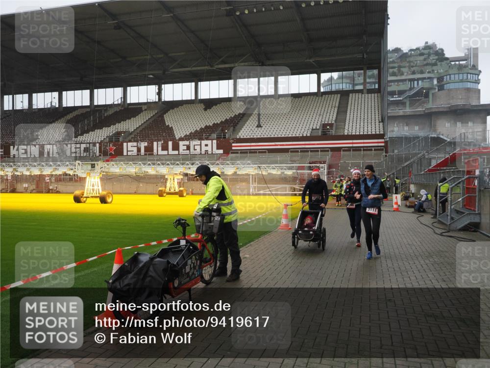 07.12.2025 - St. Pauli X-Mass-Run No. 15 Fabian Wolf http://msf.ph/oto/9419617 07.12.2025 11:33:24 Ziel 56, 62, 73, 85, 94, 110, 142, 181, 260, 340, 349, 1361, 2016, 2612, 2613, 2614, 2620, 3039, 3041, 3166, 3169 meine-sportfotos.de