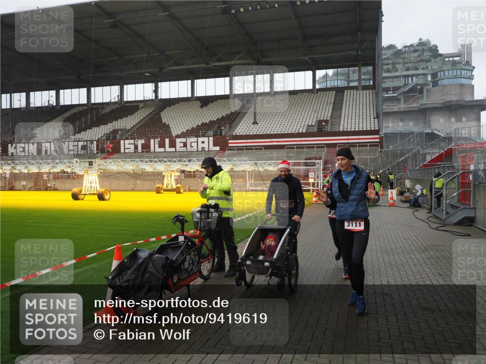 07.12.2025 - St. Pauli X-Mass-Run No. 15 Fabian Wolf http://msf.ph/oto/9419619 07.12.2025 11:33:25 Ziel 56, 62, 72, 73, 85, 94, 103, 110, 142, 181, 260, 340, 349, 1361, 2016, 2612, 2613, 2614, 2620, 3039, 3041, 3166, 3169 meine-sportfotos.de