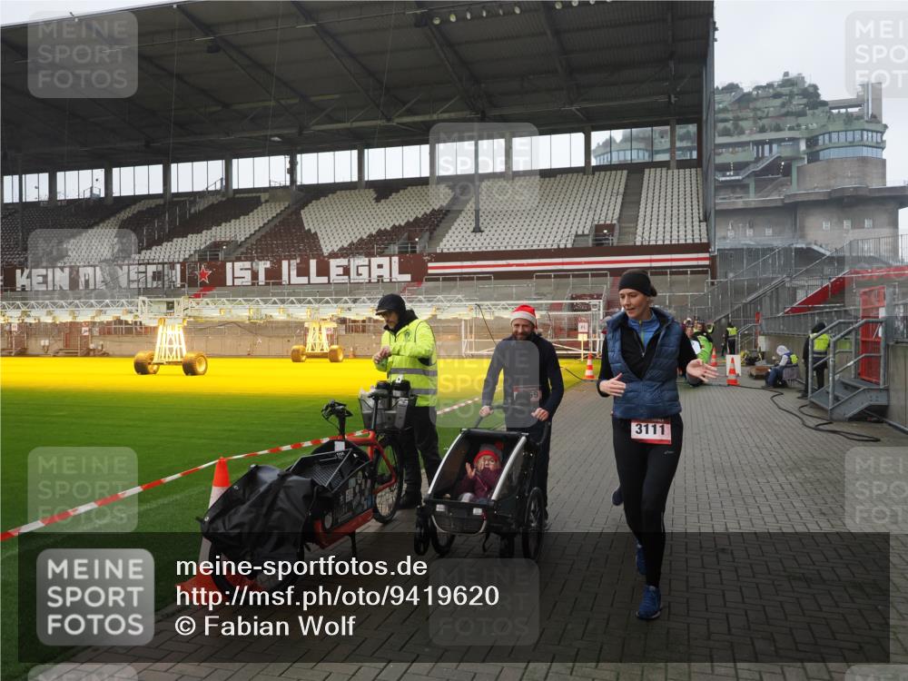 07.12.2025 - St. Pauli X-Mass-Run No. 15 Fabian Wolf http://msf.ph/oto/9419620 07.12.2025 11:33:25 Ziel 56, 62, 72, 73, 85, 94, 103, 110, 142, 181, 260, 340, 349, 1361, 2016, 2612, 2613, 2614, 2620, 3039, 3041, 3166, 3169 meine-sportfotos.de
