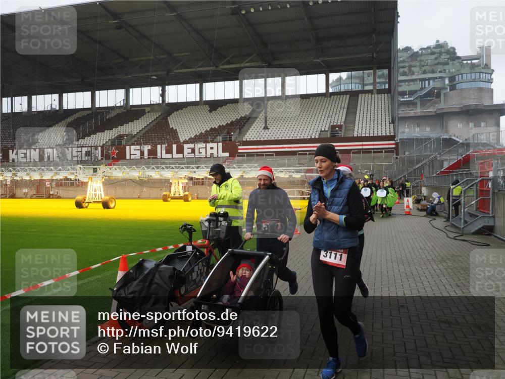 07.12.2025 - St. Pauli X-Mass-Run No. 15 Fabian Wolf http://msf.ph/oto/9419622 07.12.2025 11:33:26 Ziel 56, 62, 72, 73, 85, 94, 103, 110, 142, 181, 260, 340, 349, 1361, 2016, 2612, 2613, 2614, 2620, 3039, 3041, 3166, 3169, 3254 meine-sportfotos.de