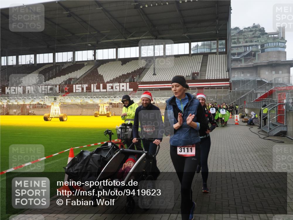 07.12.2025 - St. Pauli X-Mass-Run No. 15 Fabian Wolf http://msf.ph/oto/9419623 07.12.2025 11:33:26 Ziel 56, 62, 72, 73, 85, 94, 103, 110, 142, 181, 260, 340, 349, 1361, 2016, 2612, 2613, 2614, 2620, 3039, 3041, 3166, 3169, 3254 meine-sportfotos.de