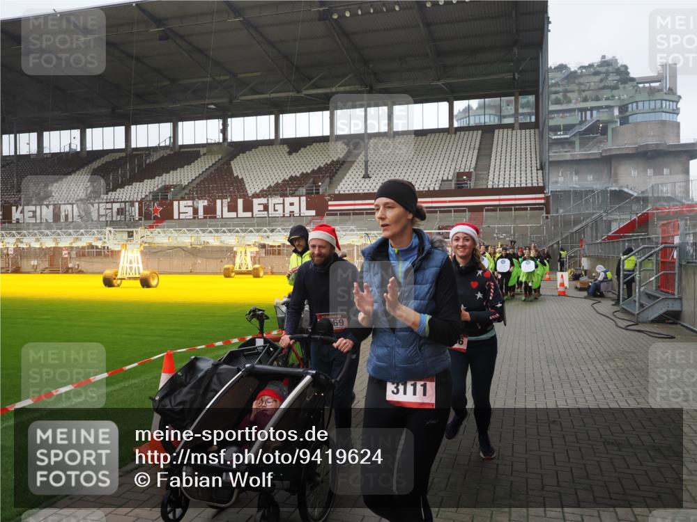 07.12.2025 - St. Pauli X-Mass-Run No. 15 Fabian Wolf http://msf.ph/oto/9419624 07.12.2025 11:33:26 Ziel 56, 62, 72, 73, 85, 94, 103, 110, 142, 181, 260, 340, 349, 1361, 2016, 2612, 2613, 2614, 2620, 3039, 3041, 3166, 3169, 3254 meine-sportfotos.de