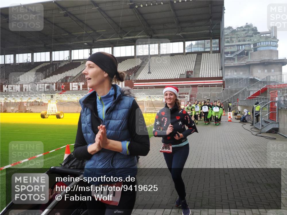 07.12.2025 - St. Pauli X-Mass-Run No. 15 Fabian Wolf http://msf.ph/oto/9419625 07.12.2025 11:33:27 Ziel 56, 62, 72, 73, 85, 94, 103, 110, 142, 181, 260, 340, 349, 1361, 2612, 2613, 2614, 2620, 3039, 3041, 3166, 3169, 3254 meine-sportfotos.de