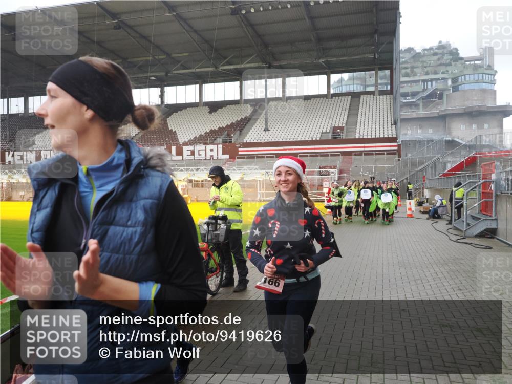 07.12.2025 - St. Pauli X-Mass-Run No. 15 Fabian Wolf http://msf.ph/oto/9419626 07.12.2025 11:33:27 Ziel 56, 62, 72, 73, 85, 94, 103, 110, 142, 181, 260, 340, 349, 1361, 2612, 2613, 2614, 2620, 3039, 3041, 3166, 3169, 3254 meine-sportfotos.de