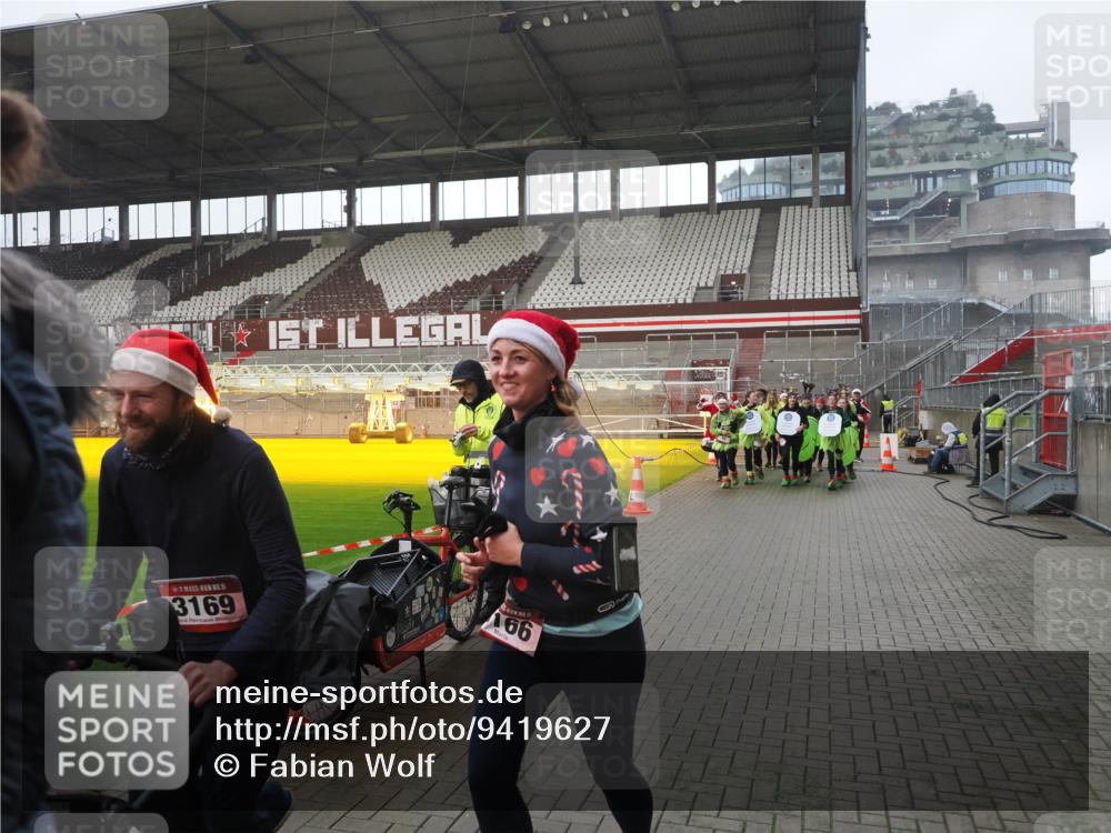 07.12.2025 - St. Pauli X-Mass-Run No. 15 Fabian Wolf http://msf.ph/oto/9419627 07.12.2025 11:33:27 Ziel 56, 62, 72, 73, 85, 94, 103, 110, 142, 181, 260, 340, 349, 1361, 2612, 2613, 2614, 2620, 3039, 3041, 3166, 3169, 3254 meine-sportfotos.de
