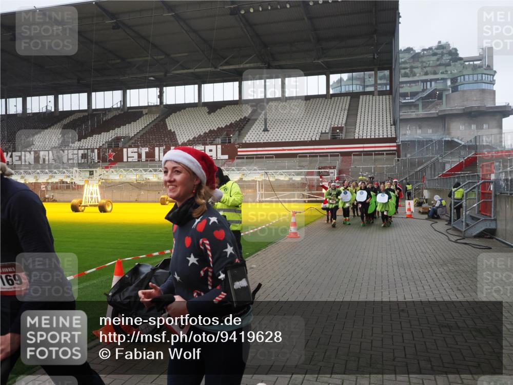 07.12.2025 - St. Pauli X-Mass-Run No. 15 Fabian Wolf http://msf.ph/oto/9419628 07.12.2025 11:33:27 Ziel 56, 62, 72, 73, 85, 94, 103, 110, 142, 181, 260, 340, 349, 1361, 2612, 2613, 2614, 2620, 3039, 3041, 3166, 3169, 3254 meine-sportfotos.de