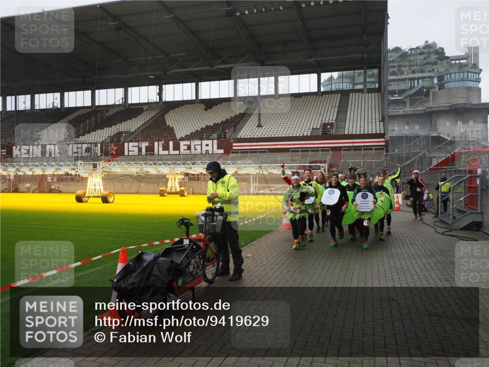 07.12.2025 - St. Pauli X-Mass-Run No. 15 Fabian Wolf http://msf.ph/oto/9419629 07.12.2025 11:33:30 Ziel 56, 62, 72, 73, 85, 94, 103, 110, 142, 181, 260, 340, 349, 1361, 2612, 2613, 2614, 2620, 3166, 3169, 3253, 3254, 4649 meine-sportfotos.de