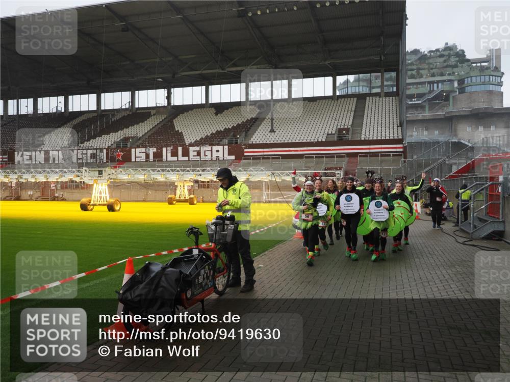 07.12.2025 - St. Pauli X-Mass-Run No. 15 Fabian Wolf http://msf.ph/oto/9419630 07.12.2025 11:33:30 Ziel 56, 62, 72, 73, 85, 94, 103, 110, 142, 181, 260, 340, 349, 1361, 2612, 2613, 2614, 2620, 3166, 3169, 3253, 3254, 4649 meine-sportfotos.de