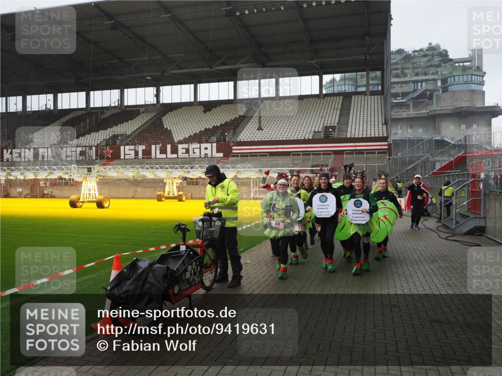 07.12.2025 - St. Pauli X-Mass-Run No. 15 Fabian Wolf http://msf.ph/oto/9419631 07.12.2025 11:33:31 Ziel 56, 62, 72, 73, 85, 94, 103, 110, 142, 181, 260, 340, 349, 354, 378, 1361, 3166, 3169, 3253, 3254, 4649 meine-sportfotos.de