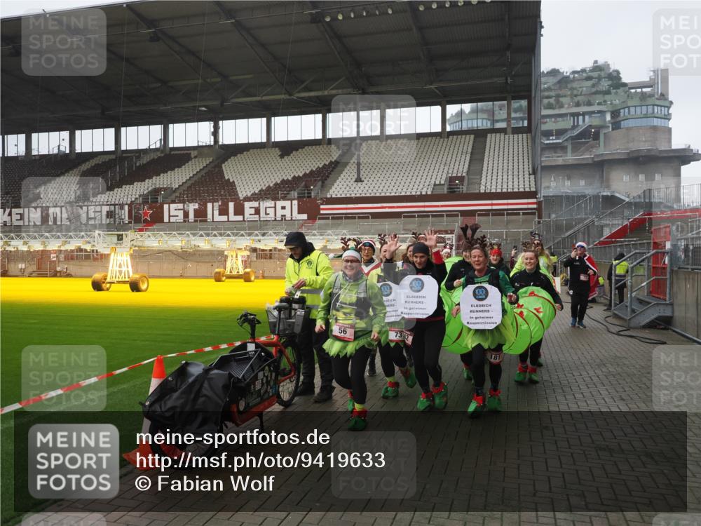 07.12.2025 - St. Pauli X-Mass-Run No. 15 Fabian Wolf http://msf.ph/oto/9419633 07.12.2025 11:33:32 Ziel 56, 62, 72, 73, 85, 94, 103, 110, 142, 181, 260, 340, 349, 354, 378, 1361, 3166, 3169, 3253, 3254, 4649 meine-sportfotos.de