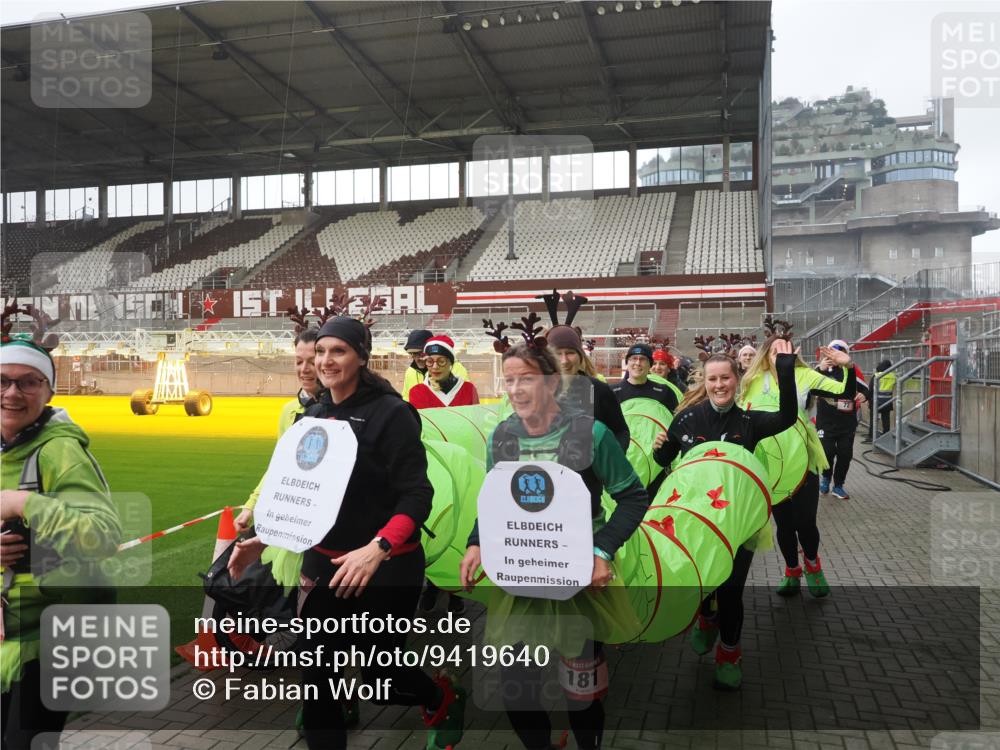 07.12.2025 - St. Pauli X-Mass-Run No. 15 Fabian Wolf http://msf.ph/oto/9419640 07.12.2025 11:33:33 Ziel 56, 62, 72, 73, 85, 94, 103, 110, 142, 181, 260, 340, 349, 354, 378, 1361, 3166, 3169, 3253, 3254, 4649 meine-sportfotos.de