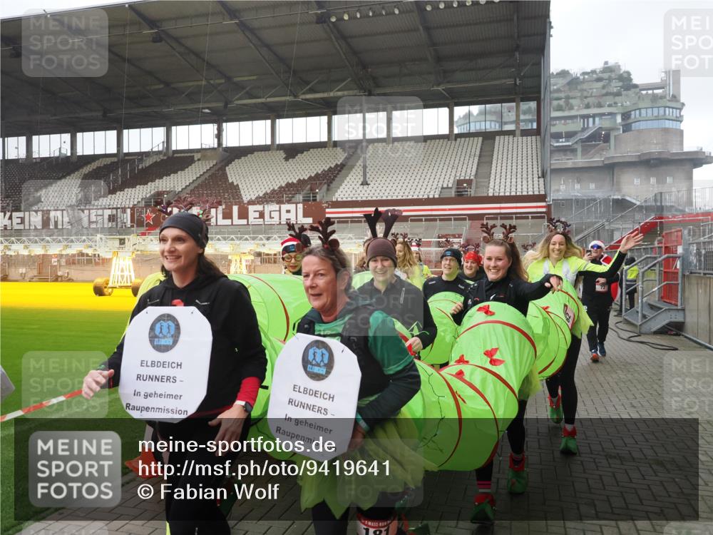 07.12.2025 - St. Pauli X-Mass-Run No. 15 Fabian Wolf http://msf.ph/oto/9419641 07.12.2025 11:33:34 Ziel 56, 62, 72, 73, 85, 94, 103, 110, 142, 181, 260, 340, 349, 354, 378, 1361, 3166, 3169, 3253, 3254, 4649 meine-sportfotos.de