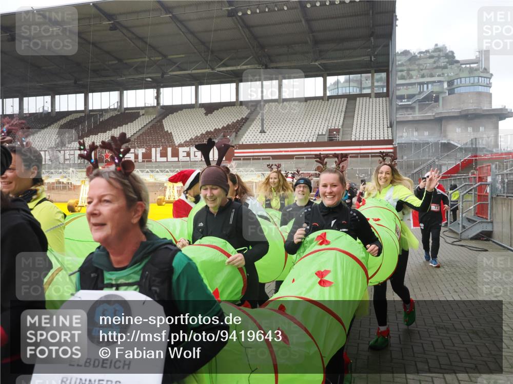 07.12.2025 - St. Pauli X-Mass-Run No. 15 Fabian Wolf http://msf.ph/oto/9419643 07.12.2025 11:33:34 Ziel 56, 62, 72, 73, 85, 94, 103, 110, 142, 181, 260, 340, 349, 354, 378, 1361, 3166, 3169, 3253, 3254, 4649 meine-sportfotos.de
