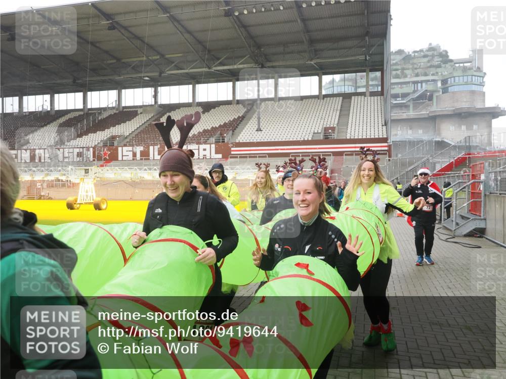 07.12.2025 - St. Pauli X-Mass-Run No. 15 Fabian Wolf http://msf.ph/oto/9419644 07.12.2025 11:33:34 Ziel 56, 62, 72, 73, 85, 94, 103, 110, 142, 181, 260, 340, 349, 354, 378, 1361, 3166, 3169, 3253, 3254, 4649 meine-sportfotos.de