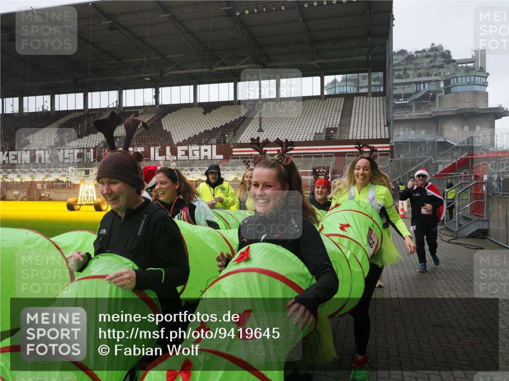 07.12.2025 - St. Pauli X-Mass-Run No. 15 Fabian Wolf http://msf.ph/oto/9419645 07.12.2025 11:33:34 Ziel 56, 62, 72, 73, 85, 94, 103, 110, 142, 181, 260, 340, 349, 354, 378, 1361, 3166, 3169, 3253, 3254, 4649 meine-sportfotos.de