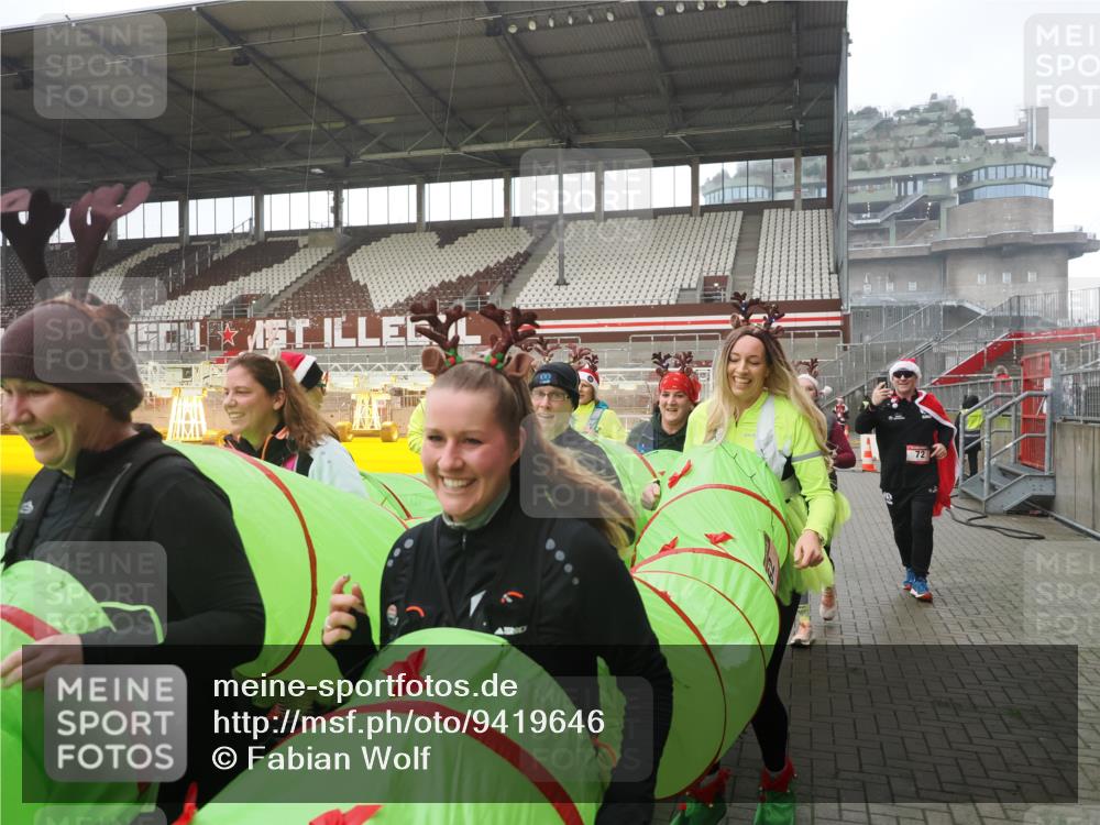 07.12.2025 - St. Pauli X-Mass-Run No. 15 Fabian Wolf http://msf.ph/oto/9419646 07.12.2025 11:33:35 Ziel 56, 62, 72, 73, 85, 94, 103, 110, 142, 181, 260, 340, 349, 354, 378, 1361, 3166, 3169, 3253, 3254, 4649 meine-sportfotos.de