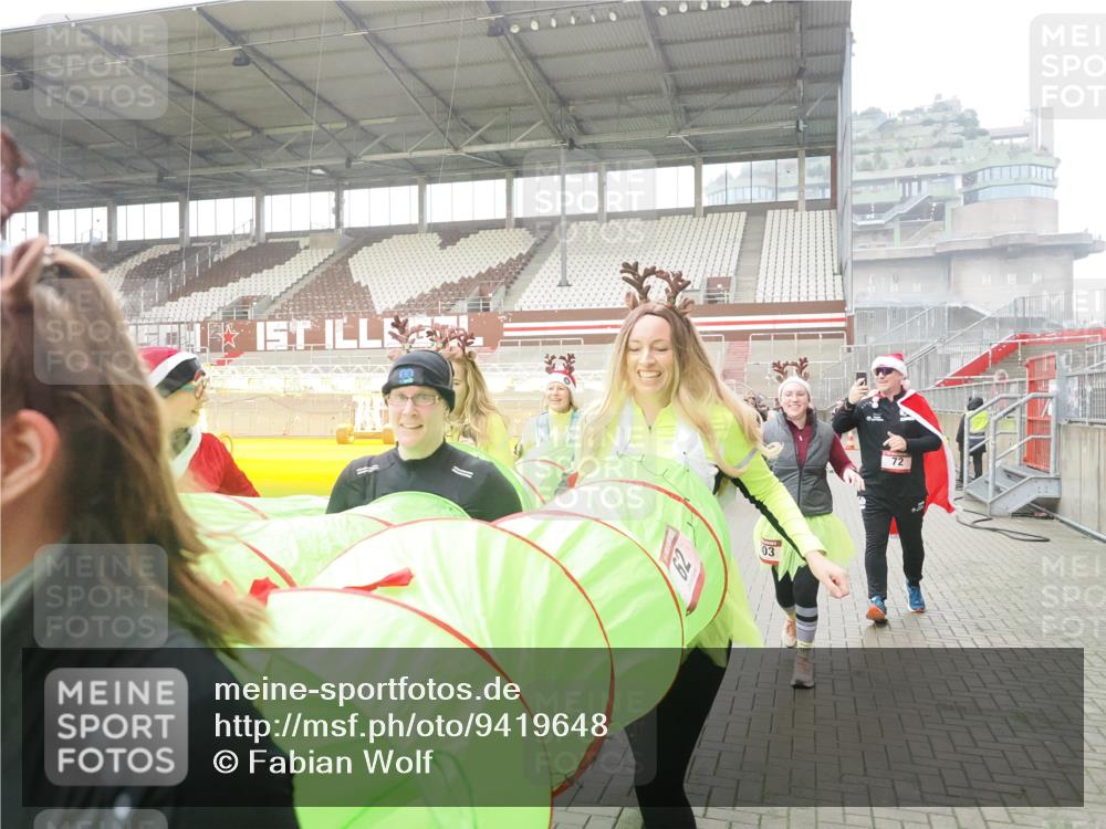 07.12.2025 - St. Pauli X-Mass-Run No. 15 Fabian Wolf http://msf.ph/oto/9419648 07.12.2025 11:33:35 Ziel 56, 62, 72, 73, 85, 94, 103, 110, 142, 181, 260, 340, 349, 354, 378, 1361, 3166, 3169, 3253, 3254, 4649 meine-sportfotos.de