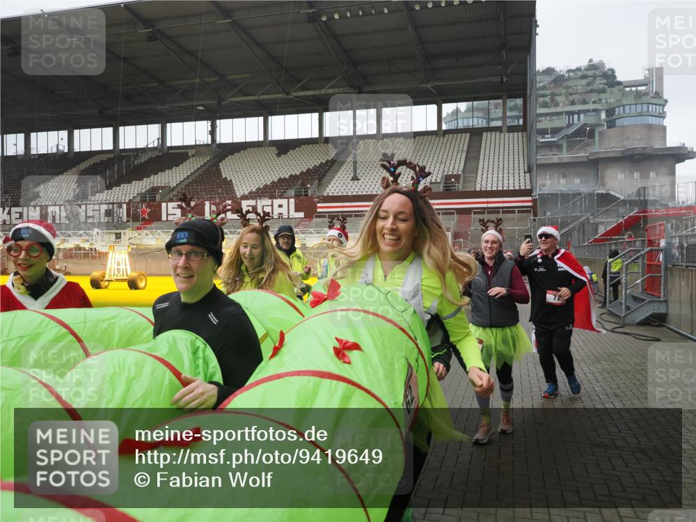 07.12.2025 - St. Pauli X-Mass-Run No. 15 Fabian Wolf http://msf.ph/oto/9419649 07.12.2025 11:33:35 Ziel 56, 62, 72, 73, 85, 94, 103, 110, 142, 181, 260, 340, 349, 354, 378, 1361, 3166, 3169, 3253, 3254, 4649 meine-sportfotos.de