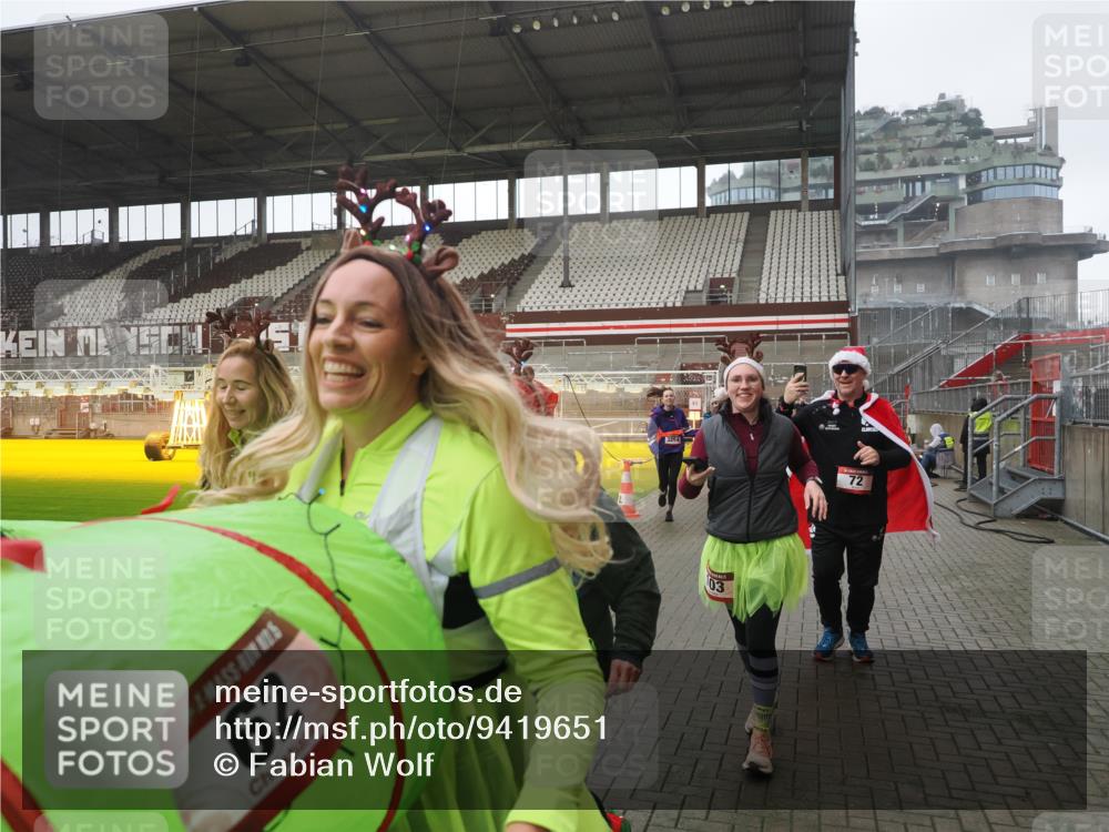 07.12.2025 - St. Pauli X-Mass-Run No. 15 Fabian Wolf http://msf.ph/oto/9419651 07.12.2025 11:33:36 Ziel 56, 62, 72, 73, 85, 94, 103, 110, 142, 181, 260, 340, 349, 354, 378, 1361, 3166, 3169, 3253, 3254, 4649 meine-sportfotos.de
