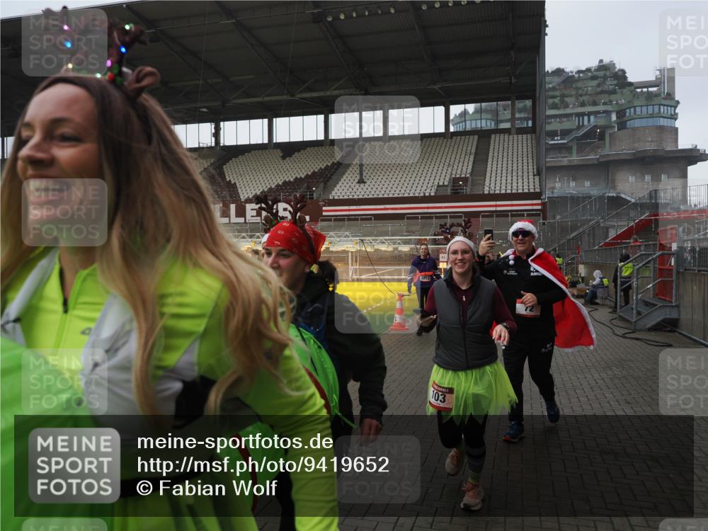 07.12.2025 - St. Pauli X-Mass-Run No. 15 Fabian Wolf http://msf.ph/oto/9419652 07.12.2025 11:33:36 Ziel 56, 62, 72, 73, 85, 94, 103, 110, 142, 181, 260, 340, 349, 354, 378, 1361, 3166, 3169, 3253, 3254, 4649 meine-sportfotos.de