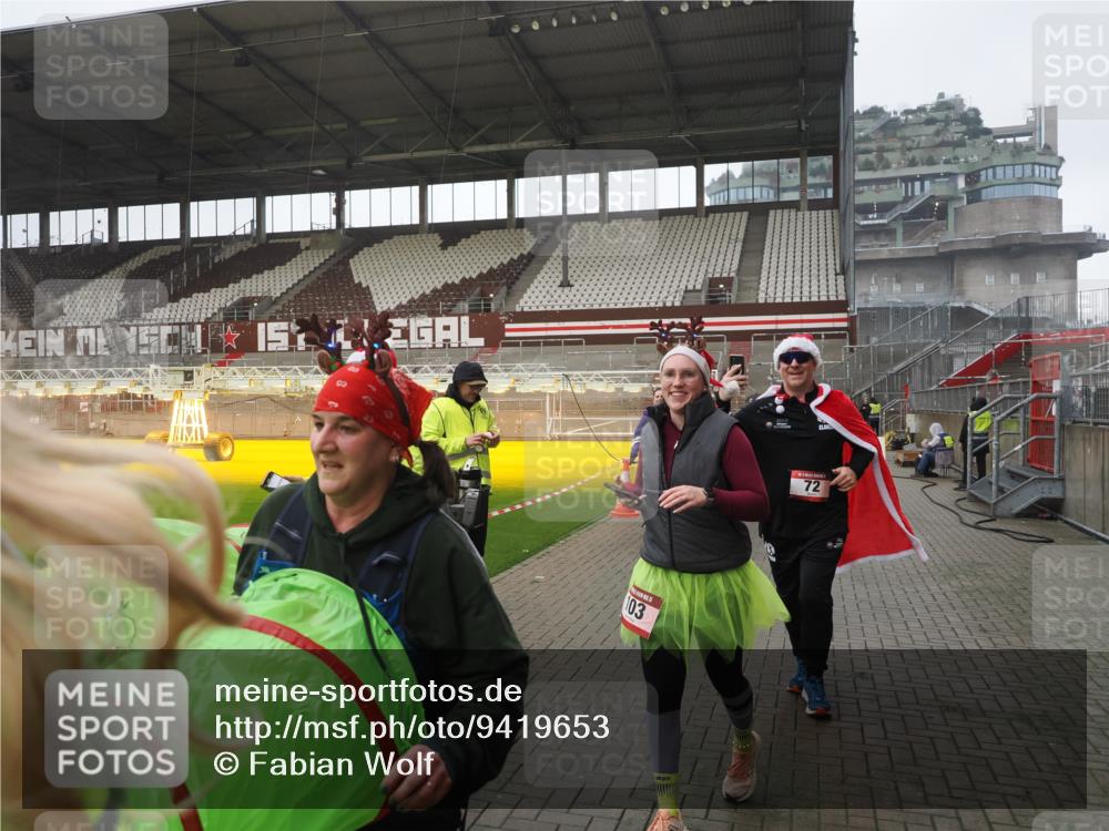 07.12.2025 - St. Pauli X-Mass-Run No. 15 Fabian Wolf http://msf.ph/oto/9419653 07.12.2025 11:33:36 Ziel 56, 62, 72, 73, 85, 94, 103, 110, 142, 181, 260, 340, 349, 354, 378, 1361, 3166, 3169, 3253, 3254, 4649 meine-sportfotos.de