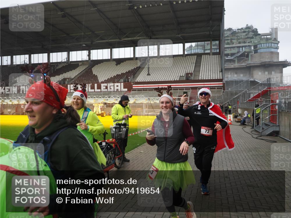 07.12.2025 - St. Pauli X-Mass-Run No. 15 Fabian Wolf http://msf.ph/oto/9419654 07.12.2025 11:33:36 Ziel 56, 62, 72, 73, 85, 94, 103, 110, 142, 181, 260, 340, 349, 354, 378, 1361, 3166, 3169, 3253, 3254, 4649 meine-sportfotos.de