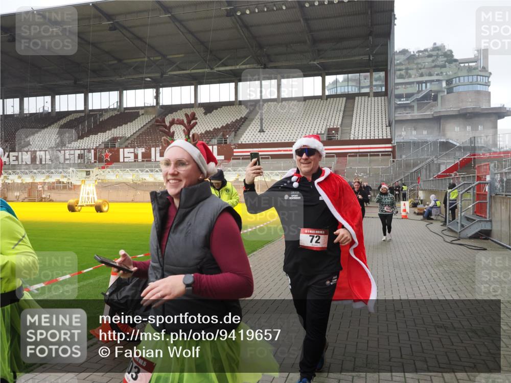 07.12.2025 - St. Pauli X-Mass-Run No. 15 Fabian Wolf http://msf.ph/oto/9419657 07.12.2025 11:33:37 Ziel 56, 62, 72, 73, 85, 94, 103, 110, 142, 181, 260, 340, 349, 354, 378, 1361, 3253, 3254, 4649 meine-sportfotos.de