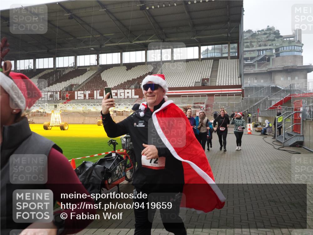 07.12.2025 - St. Pauli X-Mass-Run No. 15 Fabian Wolf http://msf.ph/oto/9419659 07.12.2025 11:33:37 Ziel 56, 62, 72, 73, 85, 94, 103, 110, 142, 181, 260, 340, 349, 354, 378, 1361, 3253, 3254, 4649 meine-sportfotos.de